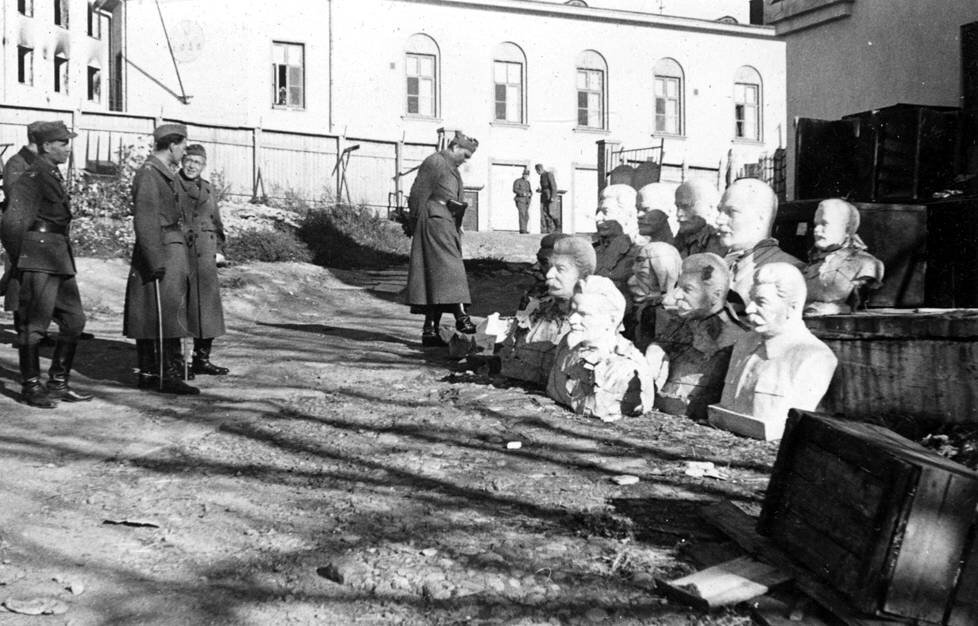 Куча бюстов Сталина и Ленина во дворе в Сортавале. Город снова был под властью финнов, советские символы повержены. Октябрь 1941. Фото: IS