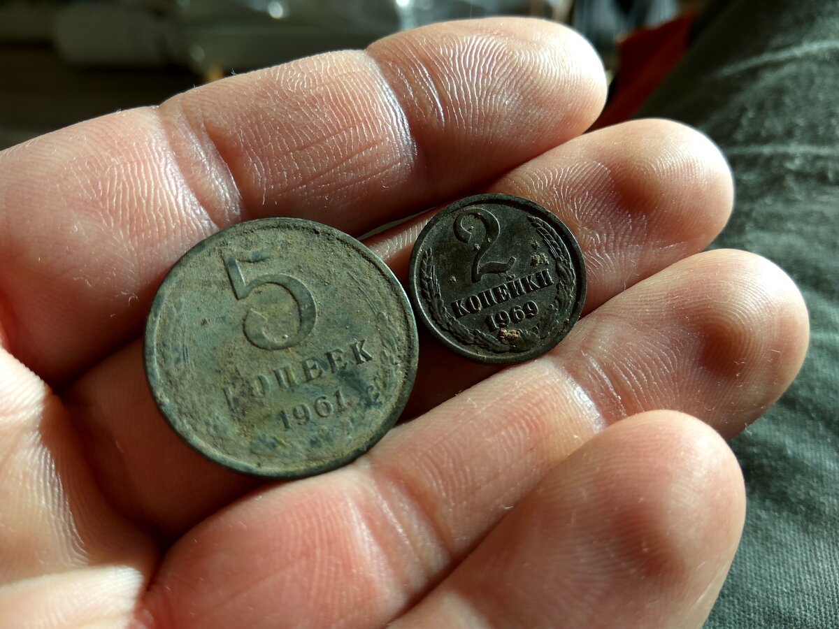 Нашел монеты дома. Монета деревенская. Конина монета. Монетка в деревне. Старинная монета с крестом.