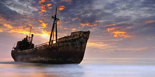 В мире насчитывается более 3 миллионов судов, потерпевших кораблекрушение. Эти некогда величественные суда, которые сегодня лежат на дне морском или находятся на побережье, являют собой напоминание о том, что ничто в нашем мире не длится вечно. Когда-то эти корабли бороздили моря, а теперь служат печальным напоминанием о днях минувших.