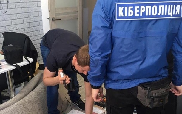 Среди потерпевших, чьими крадеными картами он пользовался, были не только украинцы, но и иностранцы.
Киберполиция задержала 30-летнего жителя Черкасс, который использовал ворованные данные банковских карт, чтобы покупать за рубежом дорогую технику с целью последующей перепродажи в Украине, сообщается на сайте киберполиции.
Злоумышленник покупал на закрытых хакерских форумах данные банковских карт. Эти данные он затем использовал для покупок на крупных зарубежных онлайн-площадках дорогостоящей электронной техники с последующей перепродажей на территории Украины.
Обыскивая квартиру подозреваемого, правоохранители обнаружили много техники, компьютеры и копии документов подставных лиц, на имя которых оформлялась доставка посылок с товарами из зарубежных онлайн-магазинов.
Следствием было установлено, что за все время злоумышленник получил около 200 посылок на одном почтовом отделении. Среди потерпевших, чьими крадеными картами он пользовался, были не только украинцы, но и иностранцы. Сейчас киберполиция рассылает соответствующие запросы за рубеж, чтобы установить всех пострадавших, и определить точную сумму нанесенного ущерба.
Против подозреваемого открыто уголовное производство по статье "несанкционированное вмешательство в работу компьютеров, автоматизированных систем, компьютерных сетей или сетей электросвязи".
Максимальное наказание по этой статье составляет до двух лет лишения свободы.