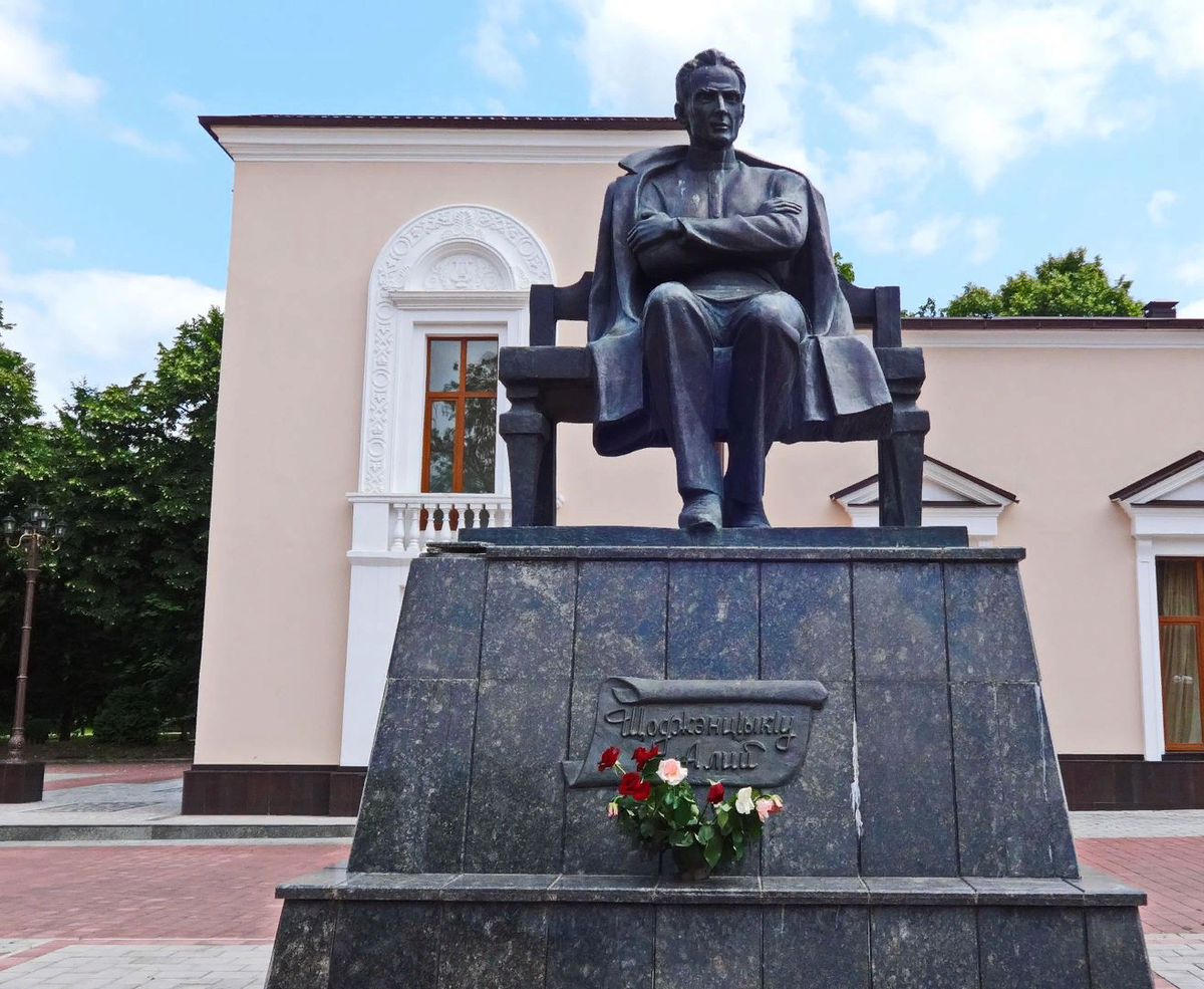 Кабардинский драматический театр нальчик. Али Асхадович Шогенцуков памятник. Шогенцуков Али памятник. Памятник Шогенцукова в Нальчике. Кабардинский театр имени Али Шогенцукова.
