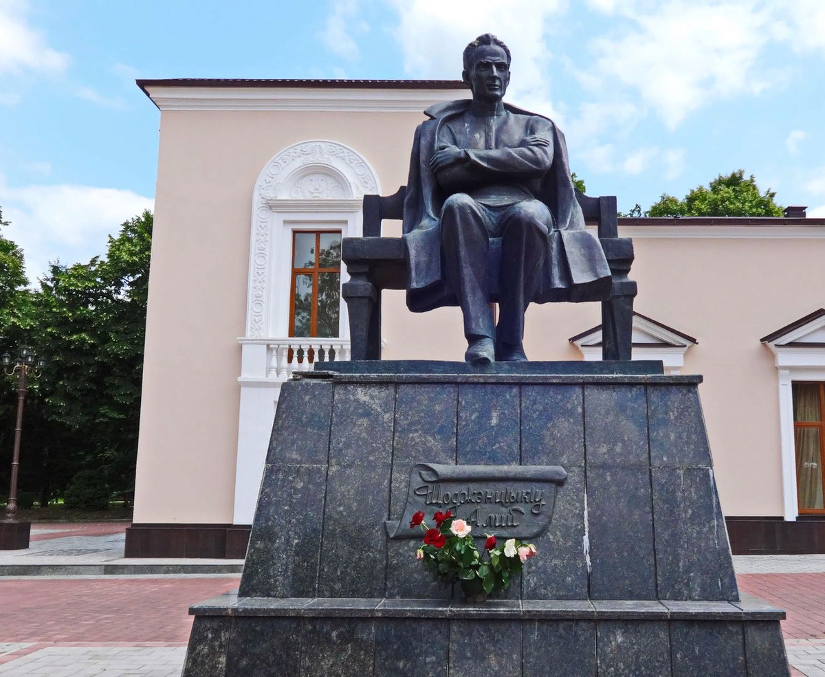 Кабардинский театр нальчик. Памятник Али Шогенцукова в Нальчике. Али Шогенцуков памятник. Али Шогенцуков Нальчик. Памятник кабардинскому поэту и драматургу а.Шогенцукову.