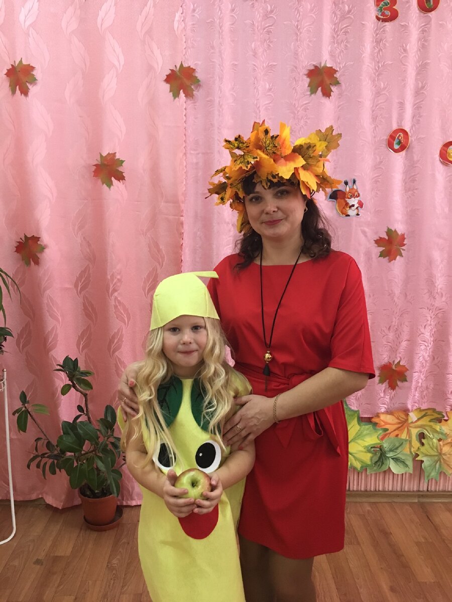 Моя дочь с нашей воспитательницей в костюме груши