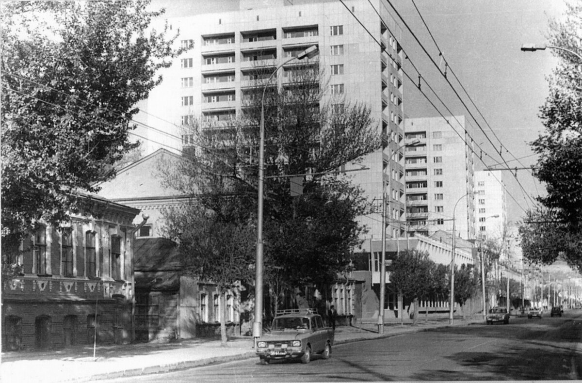 1980-е. справа "Кооператор", слева - "Зенит", "Руслан" и "Людмила".
