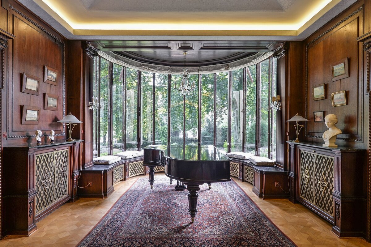 Представитель вилла находится в историческом районе Бубенеч. В 20. годы прошлого столетия его разработал архитектор Вацлав Stieber, президент Инженерной палаты, которая работала, например, для банкира Юлия Petschka.