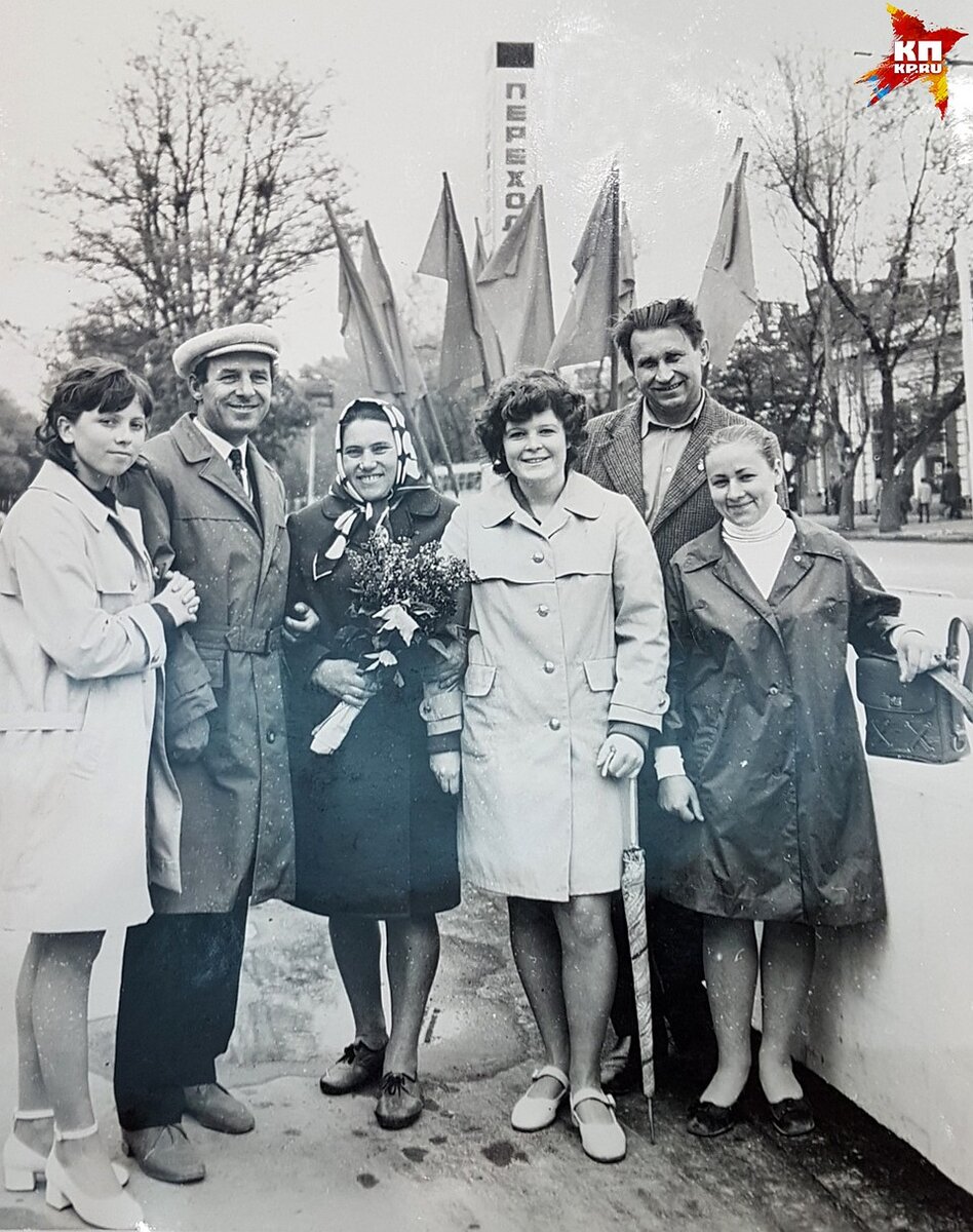  Создатели панно на Кировском/Большой Садовой. Слева-направо: Валентина Чеботарева, Дмитрий Черенков и его жена Антонина, Юрий Никитович Лабинцев, Галина Лантух, Анна Заколодная