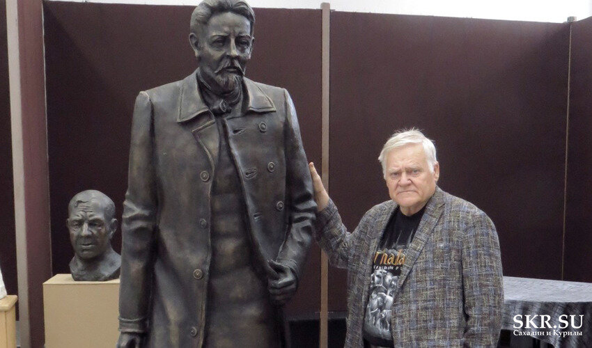 Фото Андрея Евсеева. Владимир Чеботарев вместе с одним из своих любимых творений Антоном Чеховым. Скульптуру можно увидеть на юбилейной выставке