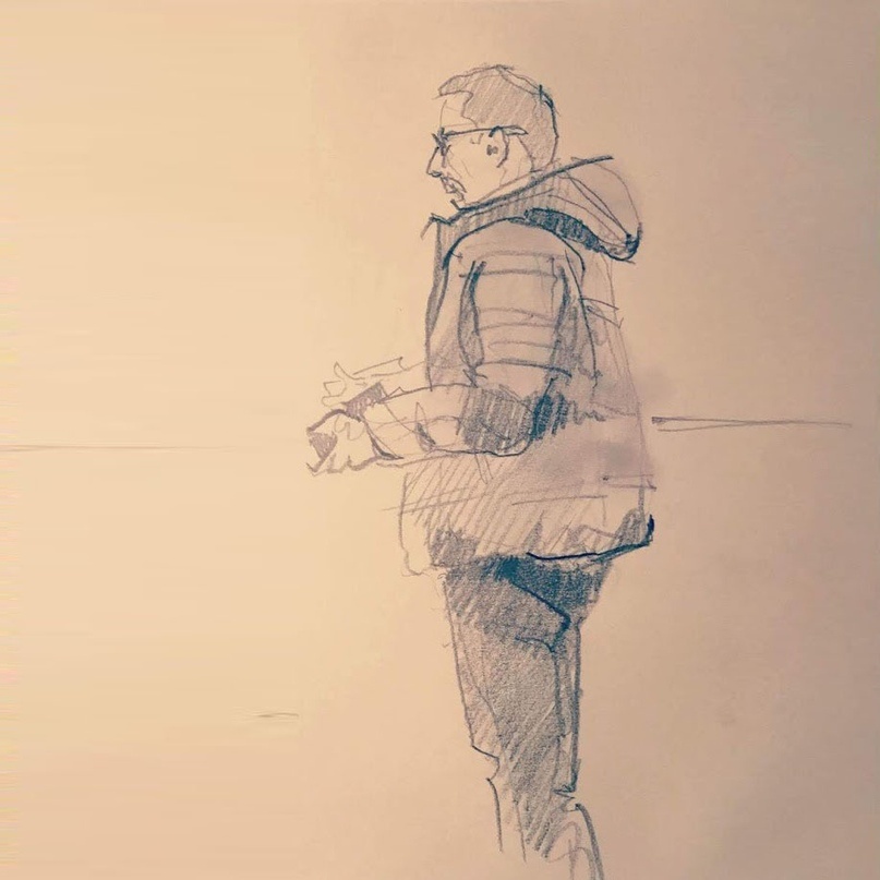 Мужчина стоит у кассы и замер в нетерпении заплатить за своё мороженое (на вынос… в декабре…)