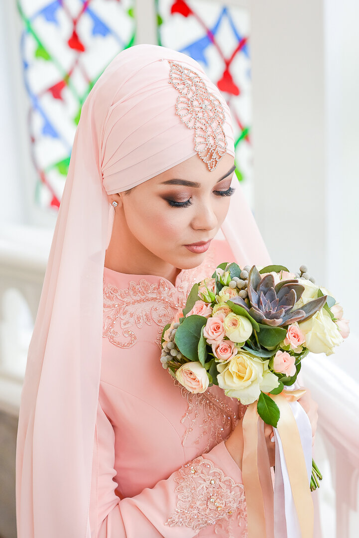 Жених и невеста, азиатские мусульмане, женятся на красивом красном празднике любви в день никаха