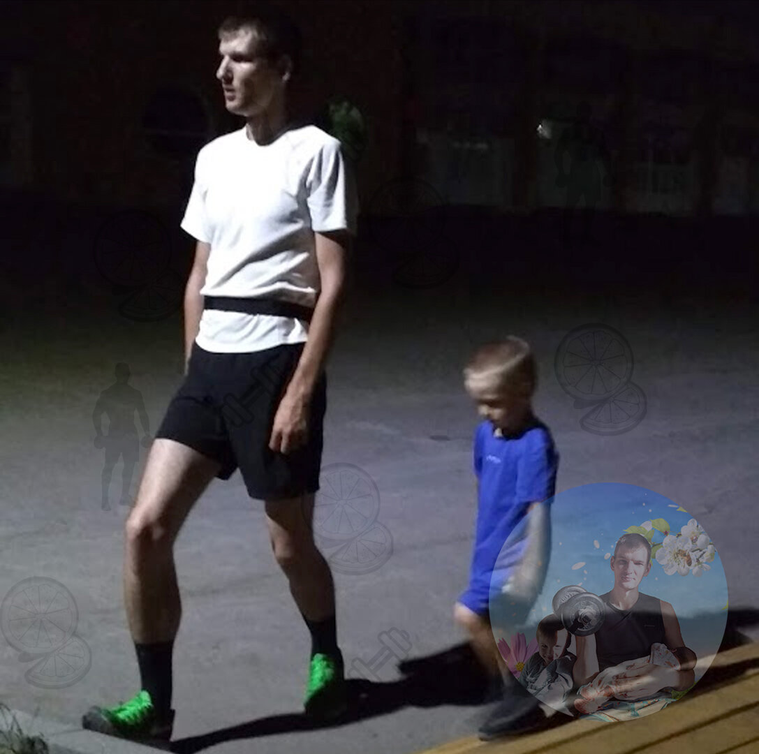 Выполняю первое упражнение после забега, сын учится и повторяет
