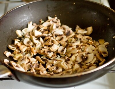 В сковороде на среднем огне разогреваем 1 ст.л. растительного масла, кладем лук и жарим, помешивая, 3-4 минуты. Добавляем грибы  жарим до готовности, помешивая, еще около 5 минут. Снимаем с огня, смешиваем содержимое сковороды с тертым сыром. 
