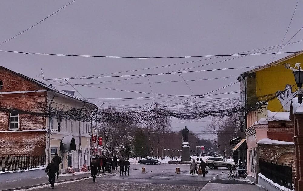 Пешеходная улица Каменный мост, ведущая на улицу Мира и памятнику В.И.Ленину