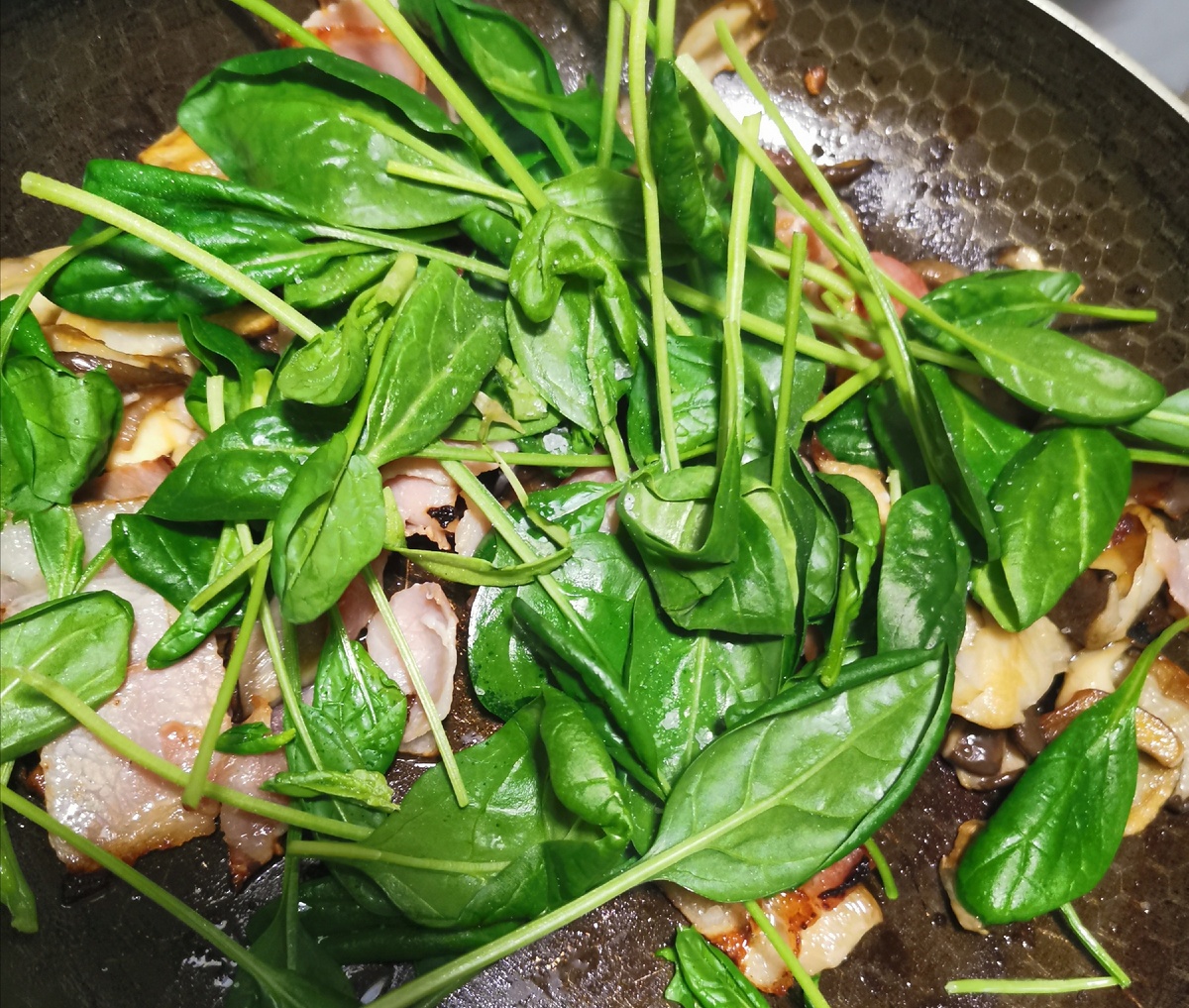 В конце обжарки добавить шпинат, и обжарить все вместе примерно 1 минуту. 