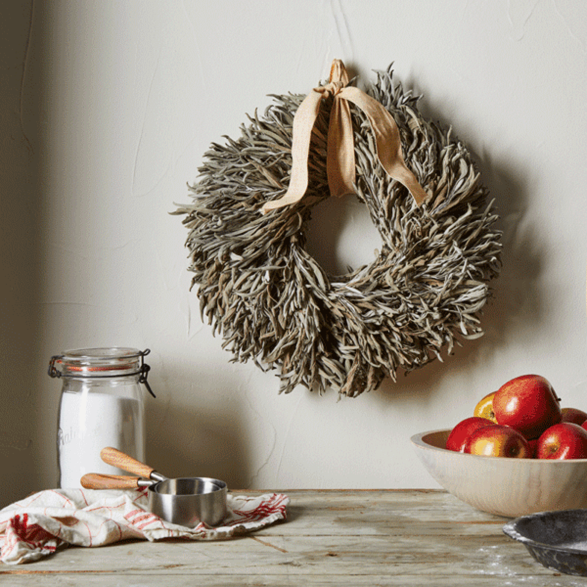 Венок из трав в доме - это не только красивый декор, но и мощный оберег от сглаза, чужого негатива и плохой энергии!