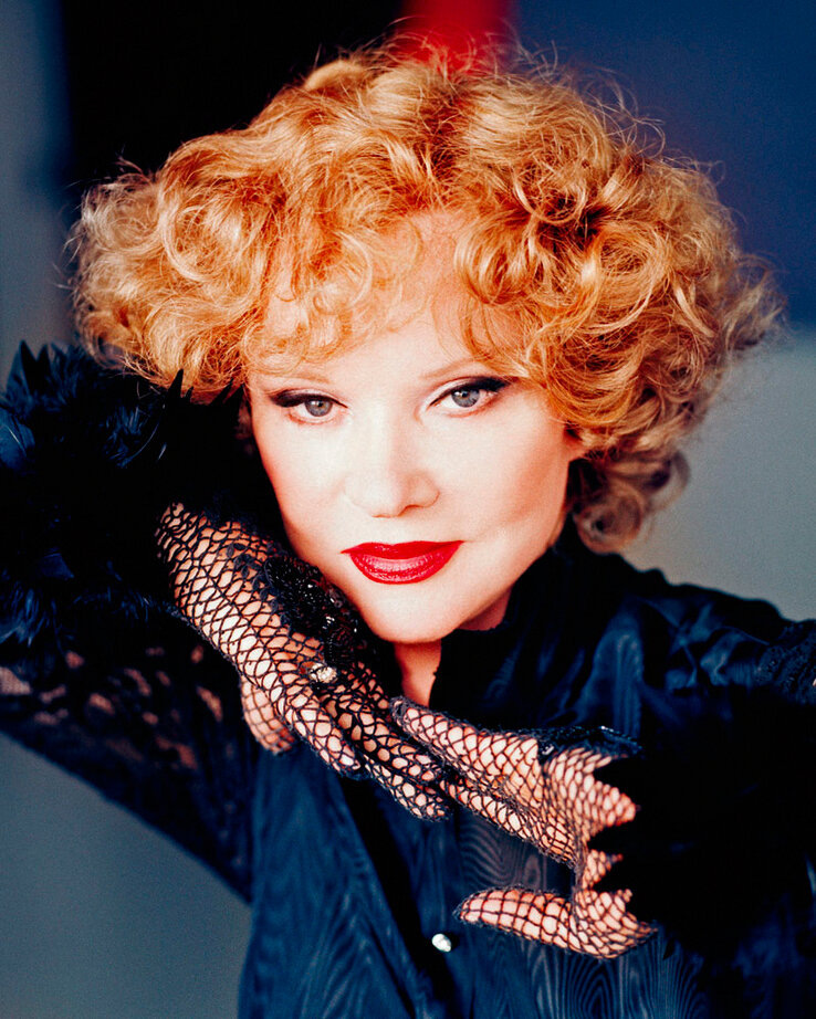 Но вскоре отношения и вовсе зашли в тупик. Это случилось в 1985 году, когда Александр попросил знаменитую и влиятельную тещу помочь с установкой телефона