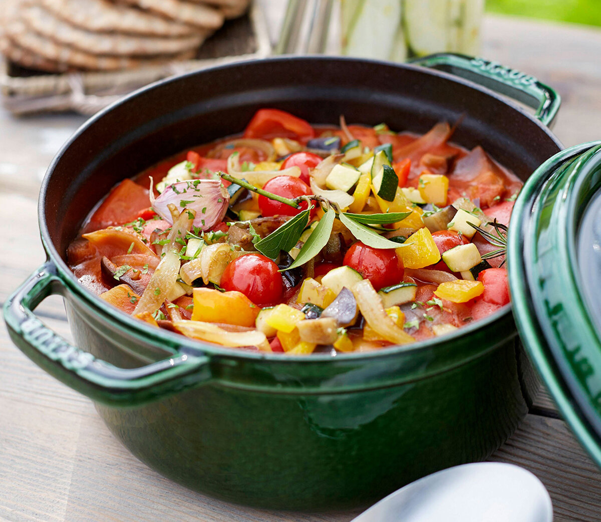 Чугунный кокот  Staub подходит для томления и тушения разнообразных блюд на всех видах плит, включая индукционную, а также для запекания в духовке.  