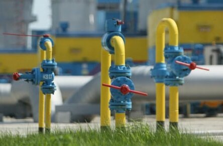 Газификация коттеджного поселка – очень сложный и кропотливый процесс, который под силу осуществить только опытным профессионалам. Как правило, он состоит из трех последовательных этапов. Первый этап – сбор и получение в уполномоченных инстанциях всей необходимой для легальной газификации исходно-разрешительной документации, касающейся протяженности газопровода, его пропускной способности и многих других не менее важных технических характеристик. Длительность этого этапа может составлять от нескольких недель до нескольких месяцев. В течение этого времени нужно получить необходимые разрешения от собственника газопровода, к которому будет подключен поселок и других различных структур. Итоговый результат и завершение данного этапа – это получение от уполномоченных организаций технических условий (ТУ) на присоединение и пакета согласований, позволяющих перейти ко второму, очень сложному и важному этапу газификации – проектированию.
