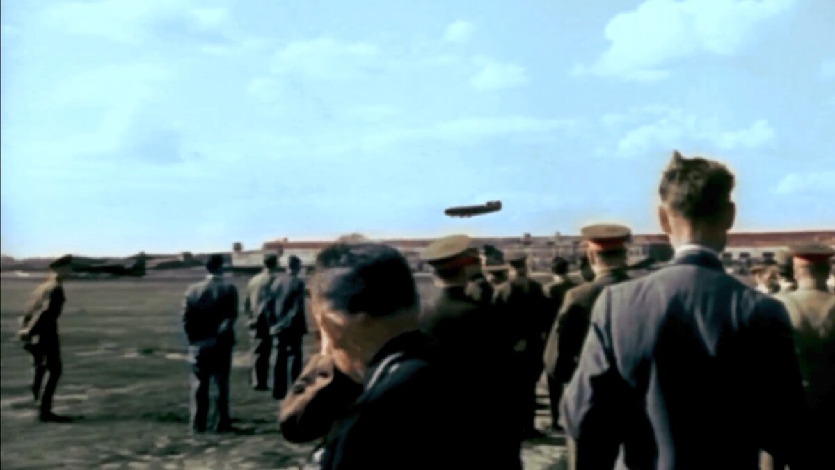Бомбардировщик Б-24 и встречающие. Источник фото "https://www.youtube.com/watch?v=8akAi70zJpc"