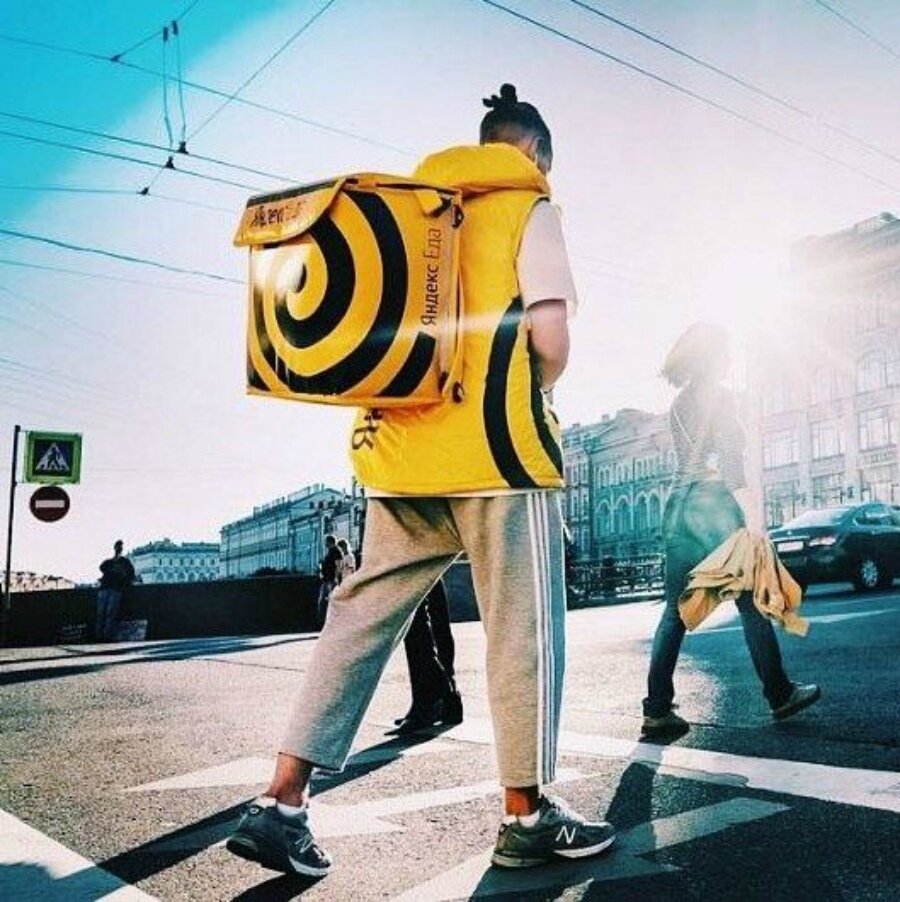 Вчера вечером у 32-летнего курьера злоумышленники забрали еду, не оплатили заказ и скрылись на автомобиле "Киа Рио". Раздосадованный курьер тут же обратился в ближайшее отделение полиции. Вскоре четверых мужчин удалось задержать. 
У одного из них был изъят травматический пистолет с патронами. В отношении задержанных составлены протоколы об административном правонарушении по ст. 20.1 КоАП РФ (мелкое хулиганство). Рассматривается вопрос о возбуждении уголовного дела.