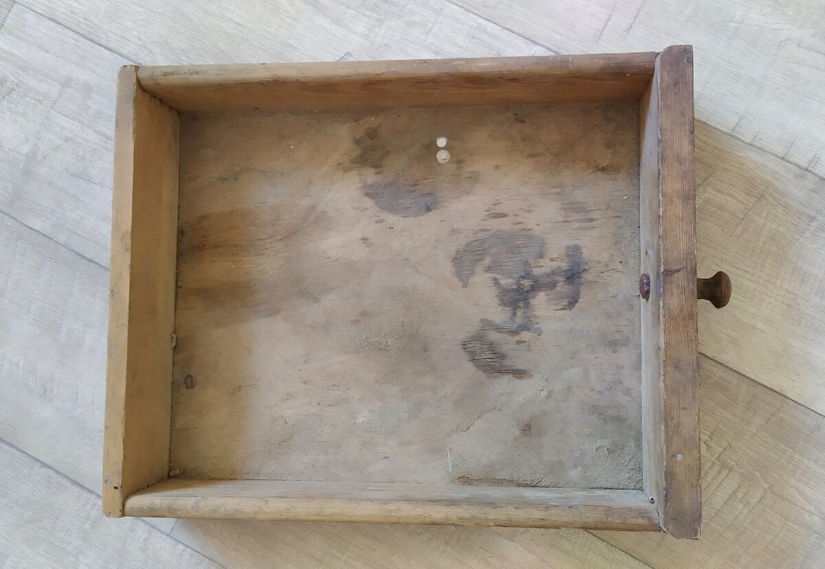 Старый, грязный ящик