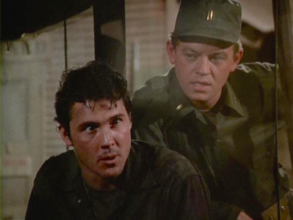 Сирил О'Рейли и Дэвид Граф в сериале «Чёртова служба в госпитале МЭШ». Кадр из сериала