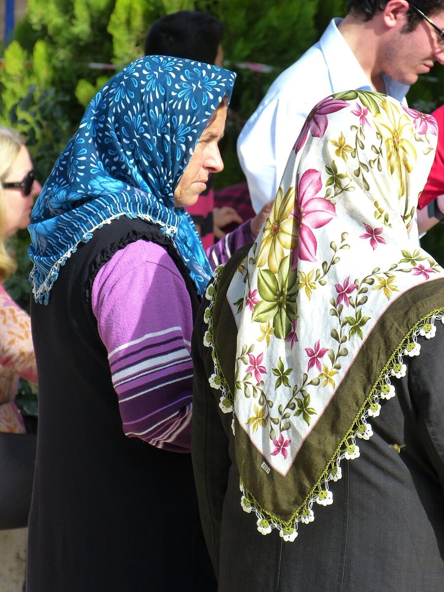 Покрылась платком. Мусульманские платки. Женские головные платки. Платок мусульманский женский. Мусульманский шарф.