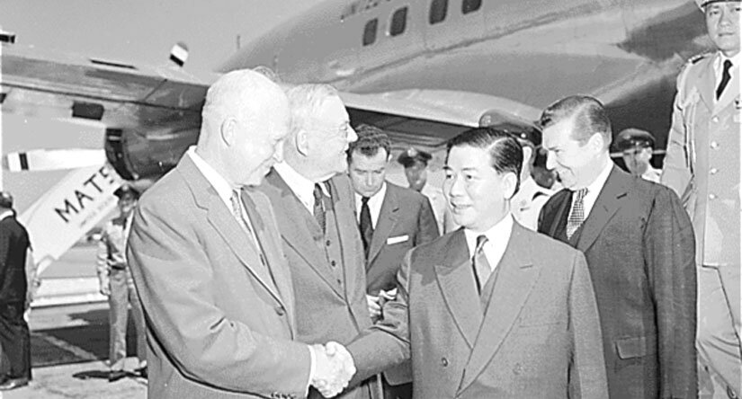 Президент США Эйзенхауэр встречает Нго Динь Зьема в аэропорту Вашингтона