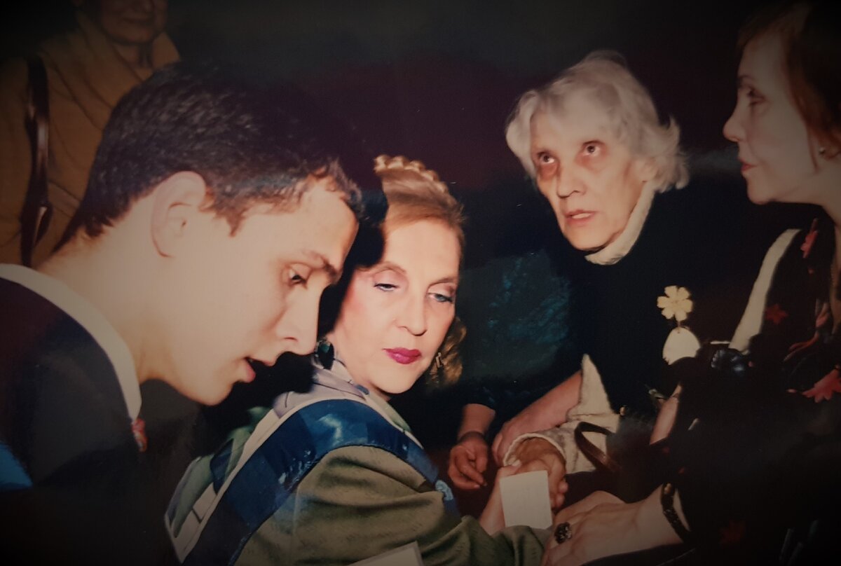 В Центральном Доме Литератора в 2002 году: автор статьи, телеведущая Элеонора Беляева, Анна Качалина и Римма Казакова. Фото из архива автора