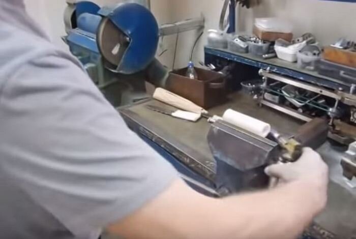 Используем тиски и горелку. /Фото: youtube.com.
