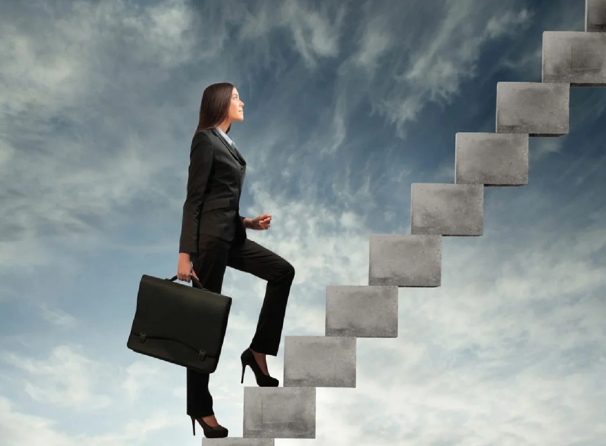 Поднимается по финансовой лестнице