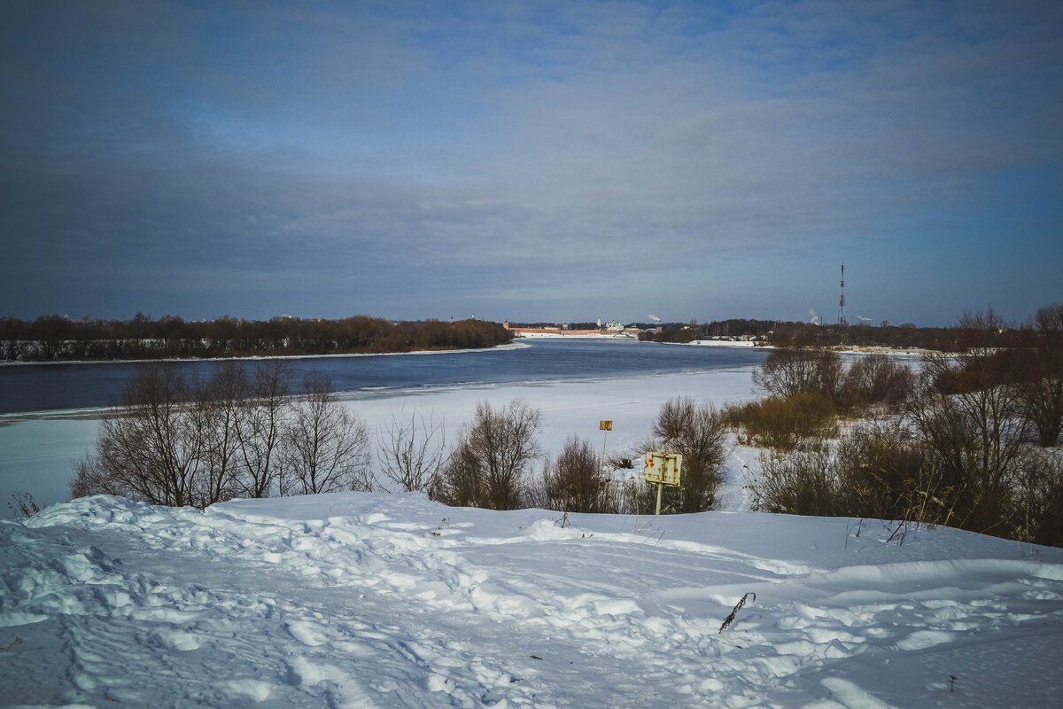 Волхов. Вдалеке виднеется новгородский Детинец - так здесь называют Кремль.