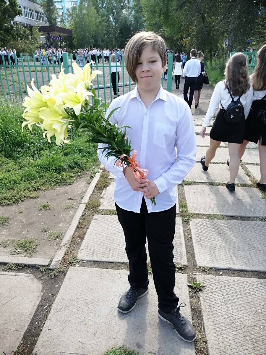 Первое сентября прошлого года, сын идет в 5 класс. Два букета - учителю начальной школы и новому классному руководителю. И первый учитель у Ивана из тех, которые настоящие педагоги.