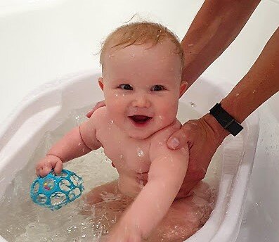 У нас мальчик и за купание отвечает папа. А у вас как?