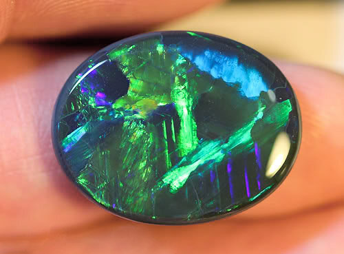 Благородный черный опал из местечка Лайтнинг Ридж (Lightning Ridge), Австралия. При весе в почти 16 карат, он имеет цену в $16,000. 
Месторождение, случайно открытое 110 лет назад, официально исчерпано. Однако продолжает радовать ювелирный мир лучшими опалами самого что ни на есть благородного свойства. Самоцветы, в толще которых играют переливы холодного огня, справедливо признаются эталонными. Именно опалы Ридж дали образцы наиболее броских и контрастных окрасок камня.