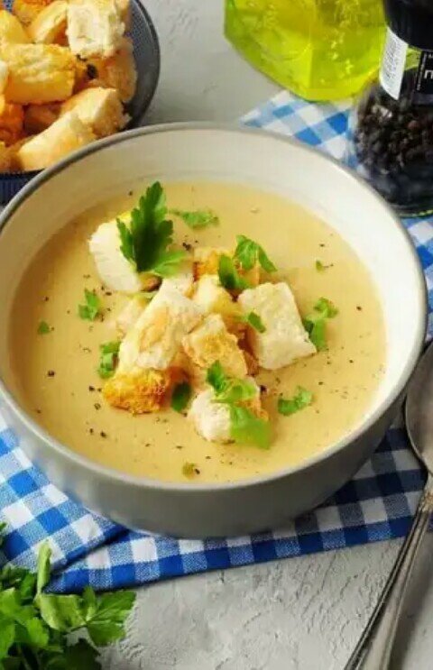 Подборка сырных супчиков! Один вкусней другого
Сырный суп по-французски 

Ингредиенты: 

Филе курицы — 400–500 г
Плавленый сыр — 200 г
Картофель — 400 г
Лук — 150 г 
Морковь — 180 г 
Сливочное масло — по вкусу
Соль — по вкусу
Перец — по вкусу
Зелень — по вкусу
Лавровый лист – 2–3 листика

Приготовление: 

1. В кастрюлю на 3 л положить мясо и налить воды. Как только бульон начнет кипеть, добавить 1 ч. л. соли, пару горошков душистого перца и черного, 2–3 листика лаврового листа. Варить от момента закипания 20 минут. Затем мясо вынуть. 
2. Картофель почистить и нарезать кубиками. Лук нарезать кубиками. Морковь натереть на терке. Мясо порезать небольшими кусочками. Плавленый сыр (если в виде брусочка) натереть на терке или порезать кубиками. 
3. В кипящий бульон добавить картофель. С момента закипания 5–7 минут. 
4. В это время делаем слабую зажарку на сливочном масле. Сначала кладем лук, затем морковь. Слегка посолить и поперчить. Готовую зажарку добавляем в суп и варим еще 5–7 минут. 
5. Затем добавить порезанное мясо. Варить 3–4 минуты, добавляем плавленый сыр, хорошенько помешали и выключили огонь. 
6. Перед подачей посыпать зеленью. По желанию подавать с гренками.

2. Сырный суп с шампиньонами и брокколи

Ингредиенты:

Шампиньоны — 5–7 шт.
Сырки — 2 шт.
Брокколи — 200 г
Картофель — 1–2 шт.
Морковь — 1 шт.
Соль — по вкусу
Растительное масло — для обжарки

Приготовление:

1. Шампиньоны нарезать. Обжарить минут 5–10. Морковку натереть на терке и тоже обжарить.
2. Брокколи разделить по соцветиям, на кусочки помельче. Можно взять свежую брокколи (в сезон), можно воспользоваться и замороженной. В таком случае перед приготовлением сырного супа брокколи слегка разморозить, иначе будет сложно резать.
3. Картошку нарезать. В кипящую воду добавить все ингредиенты, посолить и варить в течение 10 минут.
Тем временем натереть сырки на крупную терку и добавить в суп. 
4. Варить суп еще минут 5, пока сырки не разойдутся. Посыпать сушеным укропом (при желании) и дать потомиться супчику еще пару минут. Подавать сырный суп с сухариками или гренками.

3. Суп сырный с креветками

Ингредиенты:

Креветки — 450 г
Перец сладкий красный — 2 шт.
Кукуруза консервированная — 350 г
Молоко коровье — 425 мл
Масло оливковое — 2 ст.л.
Лук репчатый — 1 шт.
Картофель — 350 г
Лавровый лист — 1 шт.
Майоран сушеный — 0,5 ч.л.
Орех мускатный — 0,2 ч.л.
Сыр плавленый — 150 г
Бульон — 1,5–2 л

Приготовление:

1. Разогреть оливковое масло в большой кастрюле и довести в нем лук до мягкости, не подрумянивая его.
2. Добавить перец, картофель, сладкую кукурузу, лавровый лист, майоран и мускатный орех.
Влить бульон и довести до кипения. Убавить огонь до умеренного, накрыть крышкой и варить до готовности картофеля.
3. Влить молоко и довести до кипения. Выложить в суп креветки и плавленный сыр, солим и перчим. Варить 3–5 минут на умеренном огне.

4. Сырный супчик с гренками

Ингредиенты:

Вода или бульон — 2 л
Картофель — 4 шт.
Вермишель — по вкусу
Плавленый сырок — 1–2 шт.
Сливочное масло — 20 г
Соль, перец — по вкусу
Специи — по желанию
Хлеб — по вкусу
Зелень — по вкусу

Приготовление:

1. Картофель очистить, нарезать соломкой. Добавить в кипящую воду (бульон) и варить до полуготовности.
2. Плавленый сырок нарезать на небольшие кусочки, добавить в кастрюлю и хорошо перемешать. Когда сыр расплавится, добавить вермишель, соль, перец, сливочное масло и специи. Поварить еще 10–15 минут.
3. Хлеб нарезать небольшими кубиками и обжарить на сливочном масле до золотистости.
4. Разлить суп по тарелкам, добавить сухарики и рубленую зелень.

5. Нежнейший сырный суп с курицей

Ингредиенты:

Филе куриной грудки — 1 шт.
Морковь — 1 шт.
Картофель — 5 шт.
Сыр плавленый — 100 г
Вода — 2 л
Масло оливковое — 3 ст. л.
Лавровый лист — 1 шт.
Соль, перец — по вкусу
Зелень — по вкусу

Приготовление:

1. Нарезать морковь небольшими кубиками. Картофель нарезать небольшими кубиками. Филе куриной грудки нарезать кусочками среднего размера.
2. Обжарить нарезанное филе на оливковом масле в течение 7 минут. В кастрюлю налить воду, поместить в нее нарезанные морковь с картофелем и варить 20 минут. Затем добавить к ним обжаренное филе. Варить 10 минут. 
3. Добавить лавровый лист, соль и перец. Когда суп будет почти готов, опустить в кастрюлю плавленые сырки. Как следует размешать, чтобы сырки все разошлись в супе и не образовали комочков. Когда суп будет почти готов, добавить мелко нарезанную зелень. Проварить 5 минут и выключить огонь.

Приятного аппетита!
4
отсвоего

