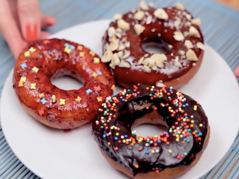 Донатс с тремя видами глазури: шоколадной, ягодной и глазурью "Нутеллла".