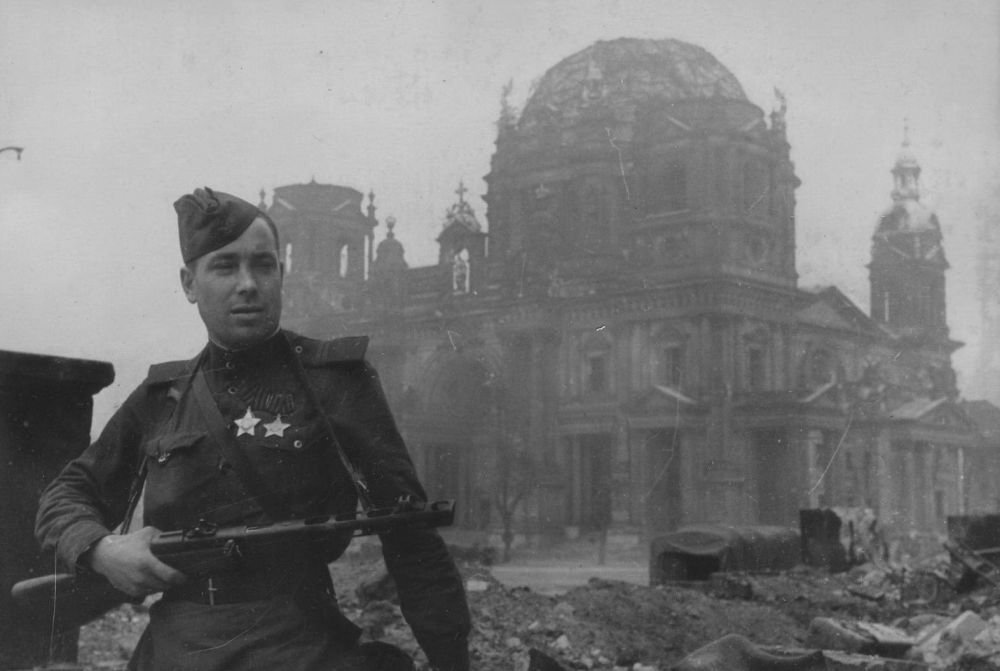 Младший сержант РККА на фоне Берлинского кафедрального собора. Фото: waralbum.ru