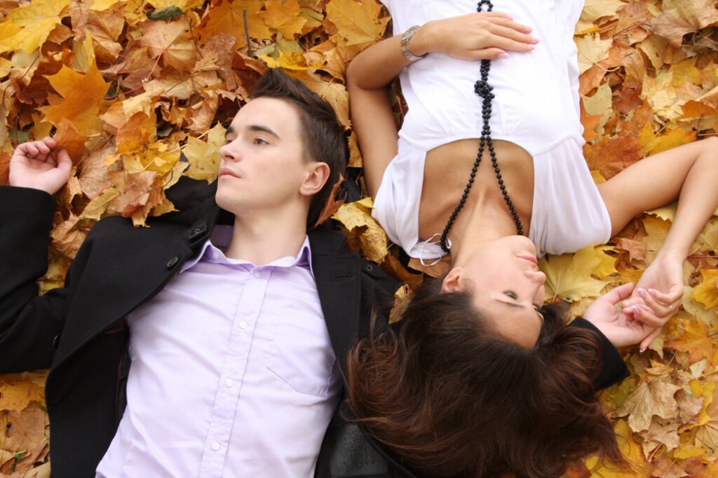 По мере того, как отношения становятся зрелыми, люди зачастую начинают думать, что привычные блага жизни останутся с ними навсегда. В определённом смысле это нормально и уместно, это даже помогает выстраивать отношения. Однако, время от времени стоит задуматься, какой бы стала ваша жизнь без вашего партнёра. Как бы это отразилось на вашем ежедневном существовании, общем благополучии, ваших мыслях и счастье в дальнейшем? Как только вы попробуете представить себя без вашего мужчины или вашей женщины, это может подтолкнуть вас к тому, чтобы проявить чуть больше внимания, интереса и заботы о нем или ней, хотя бы на мгновение. Очень просто отмахнуться от тех, кто к вам ближе всего, потому что они, мол, никуда не денутся. Но в таком случае ваш партнёр может запросто начать искать кого-то другого, кто будет давать ему/ей больше внимания, чем вы.