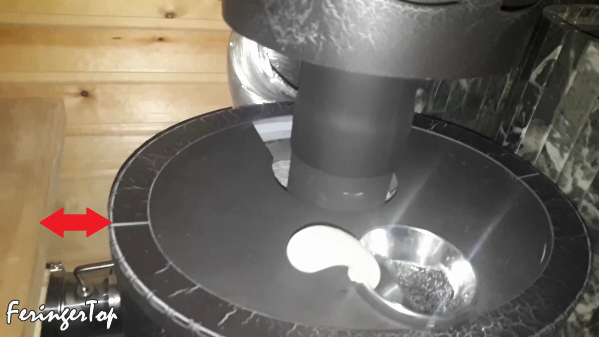 Здесь тестируемая печь для бани находится всего в 10 см от осиновой доски (полок).  Кадр из видео с первым тестом печи