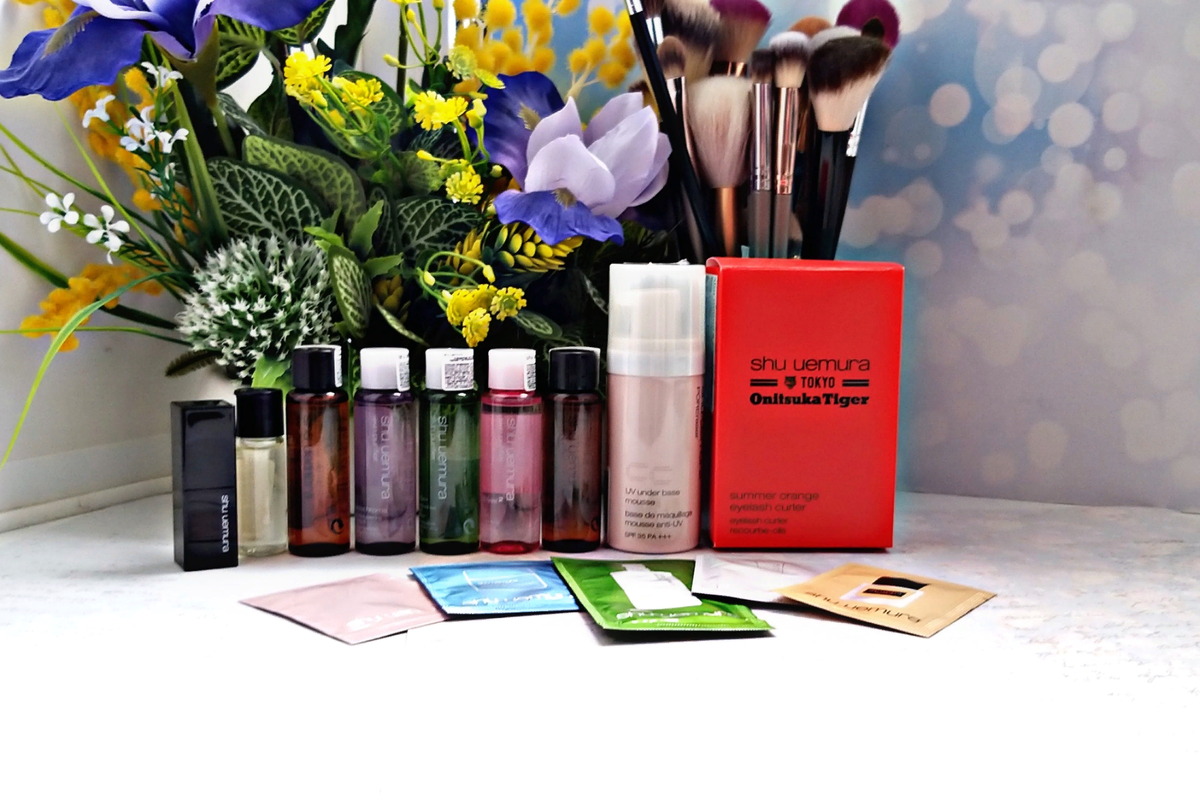 Мой заказ из ИМ Shu Uemura. Я купила келлер для ресниц, все остальное - это подарки