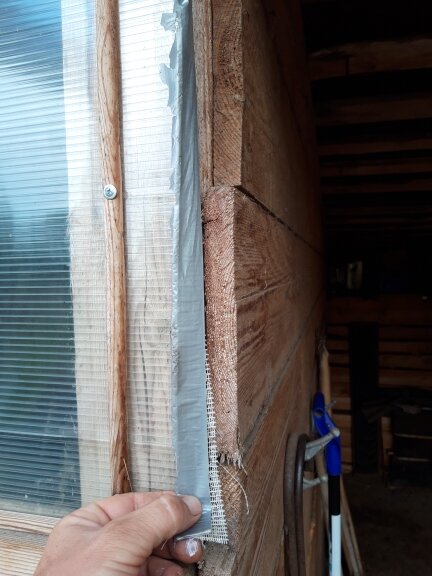 Когда клеил, обезжиривал торцы.