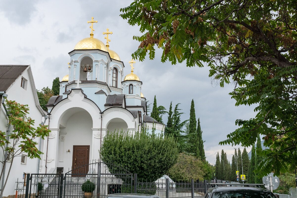 1. Успенский храм в Гурзуфе.