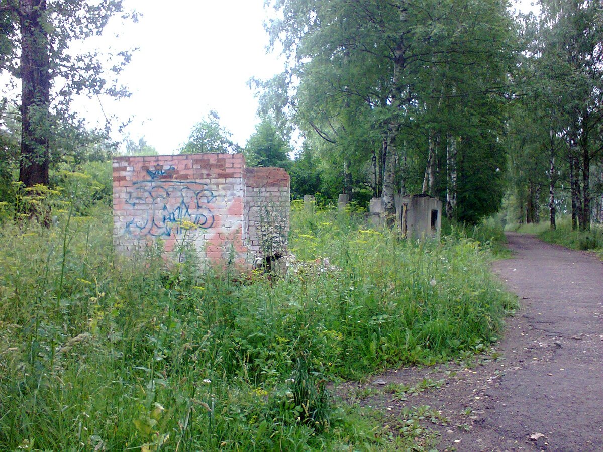 Слева - остатки КПП