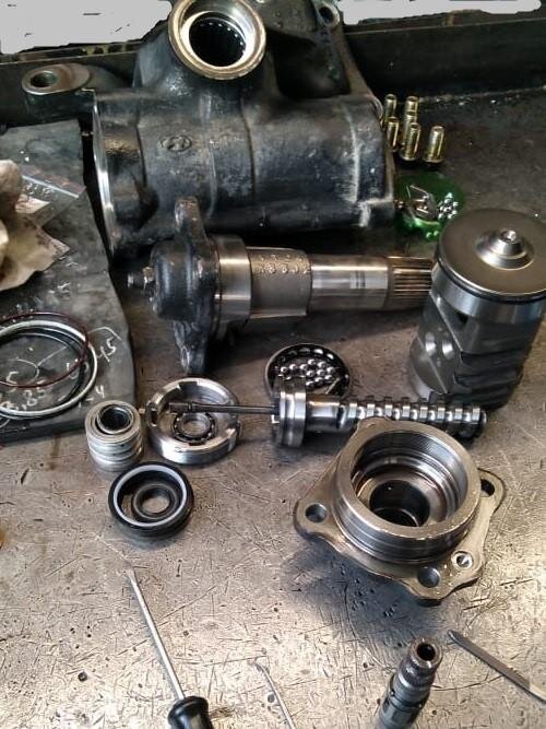 Процесс ремонта обычно происходит в определенной последовательности: механизмы проходят наружную мойку, разбираются, происходит визуальный осмотр деталей и уплотнений, производятся измерения, определяются методы восстановления.