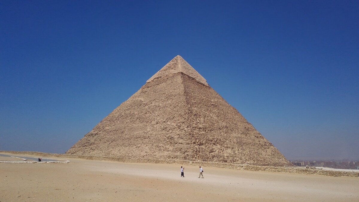 Пирамида что это. Пирамида Хефрена. Пирамиды Хеопса Хефрена и Микерина. Пирамида Хеопса снаружи. Пирамидион пирамиды Хефрена.