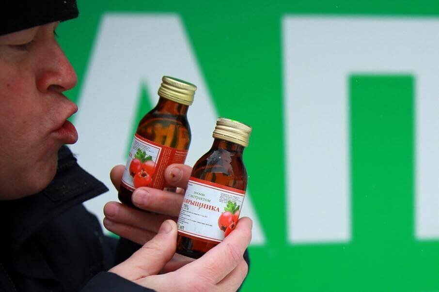 Мужчина с бутылочками настойки «Боярышника» у аптеки. Иваново, РоссияФото: Владимир Смирнов / ТАСС