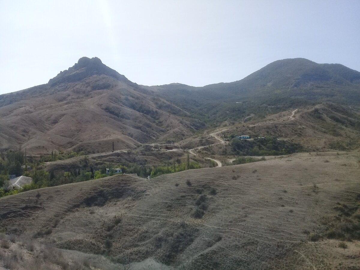 Вот такие образования возникли на месте извержения вулкана Кара-Даг.