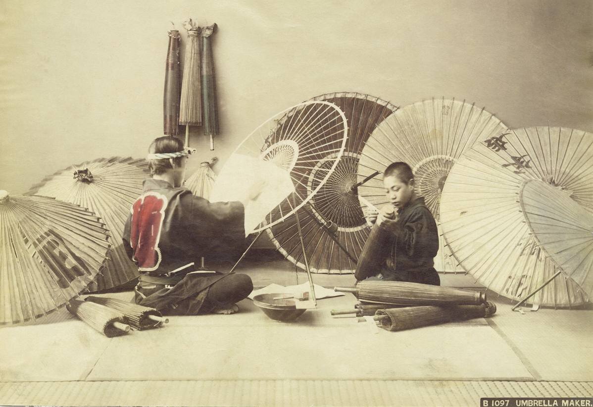 Кимбэй Кусакабэ. Мастерская по изготовлению зонтов. 1883—1897 годы
