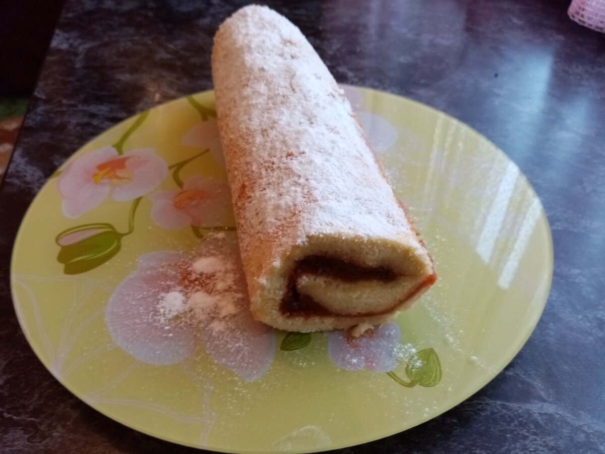 Бисквитный рулет с яблочным повидлом 