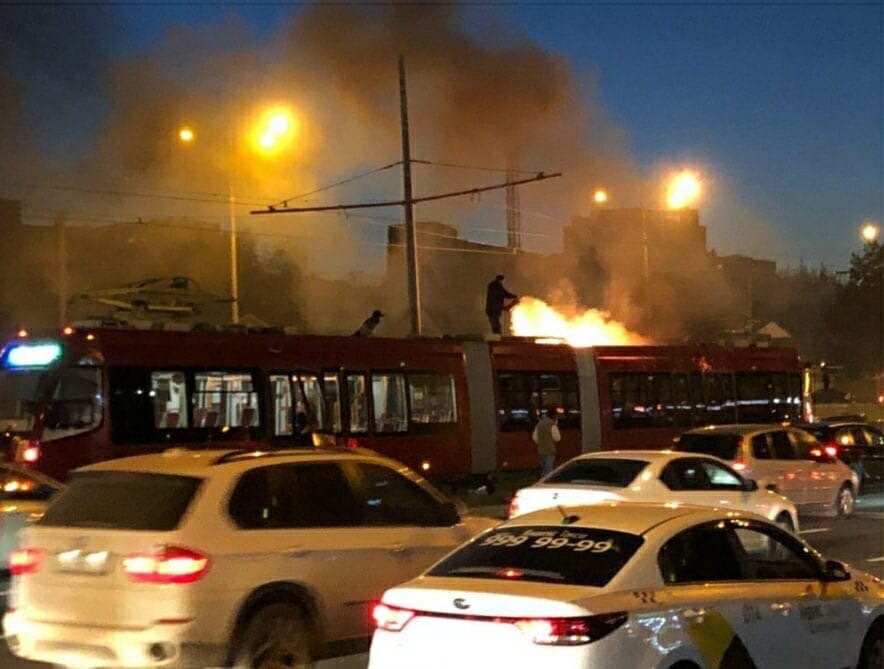 Первые дни октября. В Казани на проспекте Победы загорелся трамвай. По сообщениям очевидцев как только загорелся вагон оттуда выбежали все пассажиры. До приезда пожарных с возгоранием боролись кондуктор и водитель трамвая.
Даже после использования огнетушителей огонь не исчез полностью.

Дополнение от МЧС:
"Сообщение о горении трамвая на пр. Победы в районе остановки "Тектоник" поступило в 18:05. В 18:10 ликвидация открытого горения. Площадь 0.5 кв.м.
Пострадавших и погибших нет"
Подробности происшествия выясняются.